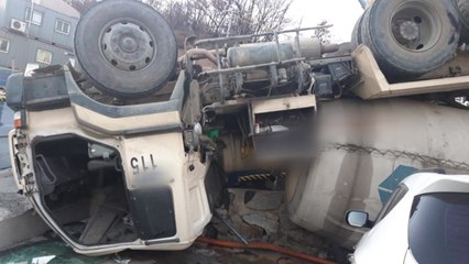 성남 아파트 공사장 레미콘 전복...운전자 사망 / YTN