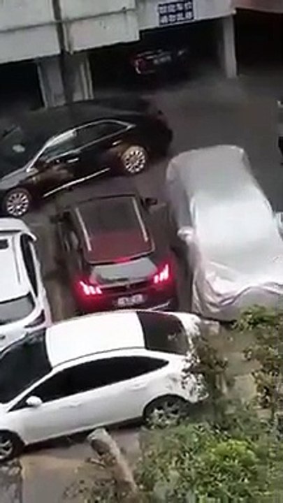 Un automobiliste défonce une voiture qui s'est garer juste devant lui.