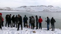 Policial turco atravessa águas geladas para salvar cachorro