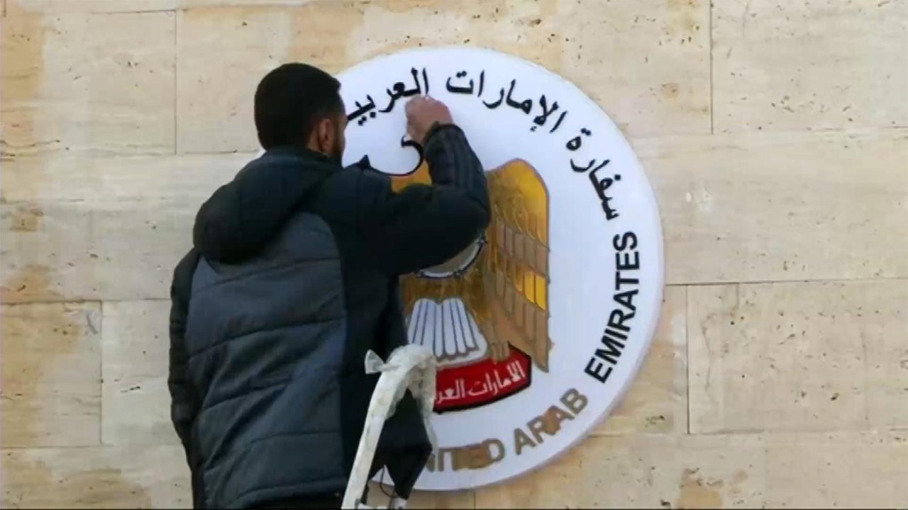 الإمارات تفتح سفارتها بدمشق لإعادة العلاقات إلى "مسارها الطبيعي"