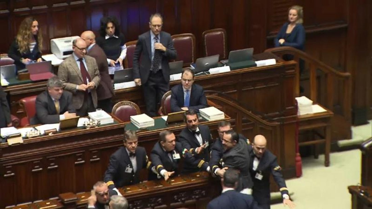 La giornata bollente della politica italiana fra bagarre in aula e le rivendicazioni di Conte
