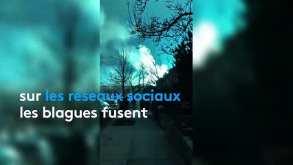 New York : une lumière bleue envahit la ville