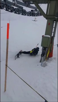 Il se manque à chaque fois au tire fesses en snowboard !