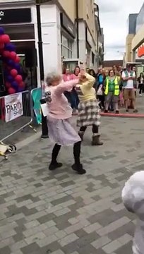 Déguisées en vielles, elles dansent sur Beyonce en pleine rue !