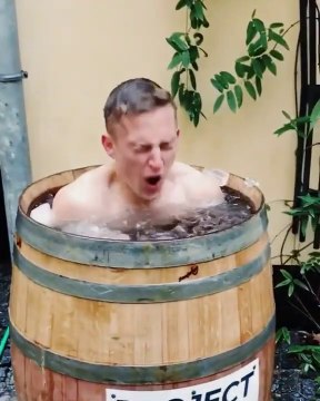 Défi : se plonger dans un tonneau d'eau glacée !