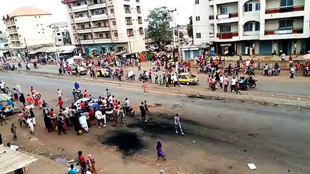 Les élèves reprennent leur cours au beau milieu de la route à Koloma