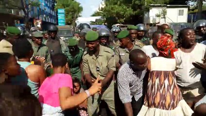 Quand des gendarmes applaudissent des manifestantes à kaloum