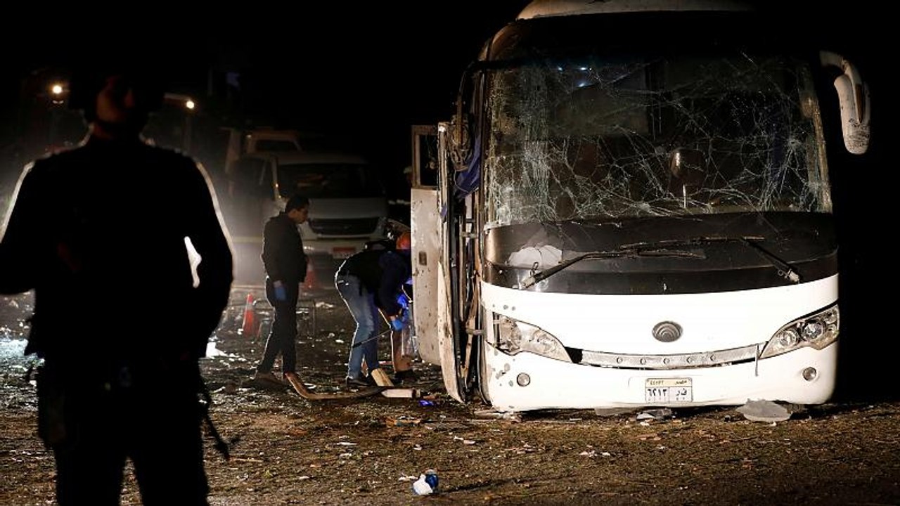 Robbanás Egyiptomban: Két turista meghalt, legalább tízen megsérültek egy turistabuszon
