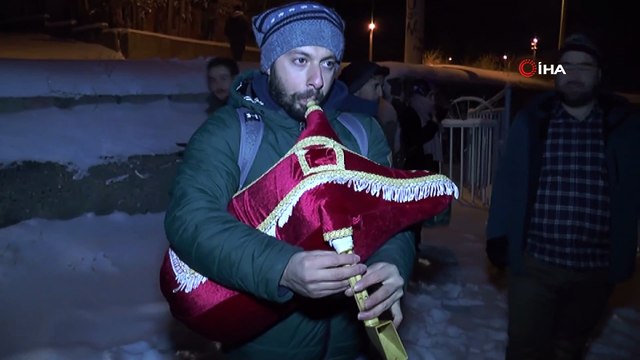 Buz gibi havada poşetle kaydılar, tulum eşliğinde horon teperek ısındılar