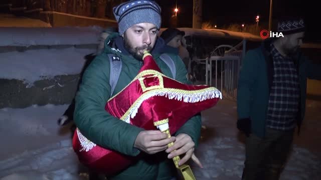 Buz Gibi Havada Poşetle Kaydılar, Tulum Eşliğinde Horon Teperek Isındılar