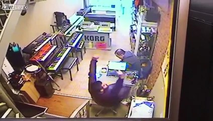 Son bureau en verre explose soudainement sans aucune raison