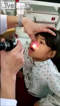 Ce que retire ce medecin du nez d'un enfant est incroyable