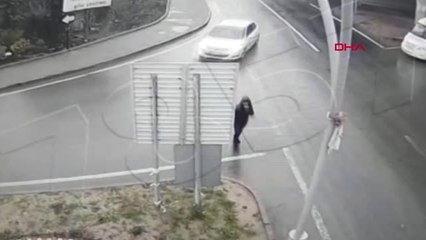 Yalova'da Kapkaç Zanlısı Çaldığı Telefonu Kurcalarken Görüntülendi