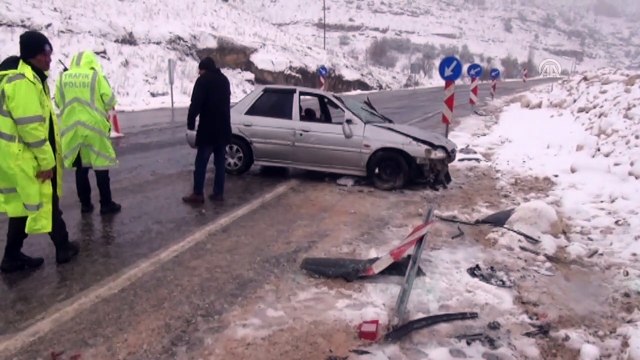 Otomobil yol kenarındaki taşlara çarptı: 4 yaralı - ADIYAMAN