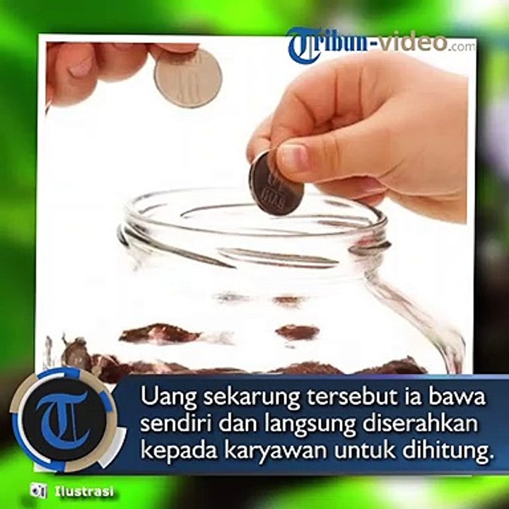 Seorang Ibu Beli Motor dengan Sekarung Uang Pecahan Rp 2.000