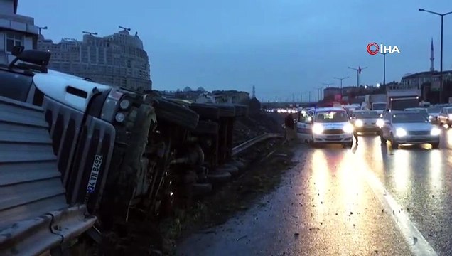 TEM Otoyolu'nda zincirleme trafik kazası...Hafriyat kamyonu yan yattı