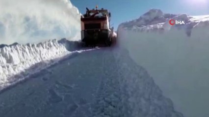 Kar yağışı nedeniyle kapanan yollarını böyle açıyorlar