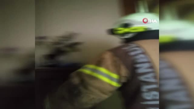 Yangında Bayılan Yaşlı Kadını İtfaiye Ekipleri Pencereden Girerek Kurtardı
