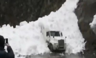 Saniyelerle kurtuldu: TIR, çığ altında kaldı