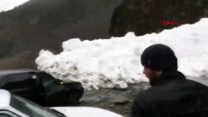 Çığ altında kalan TIR?ı zamanında terk etti