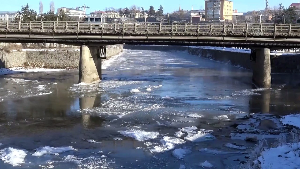Kars Çayı buz tuttu - KARS