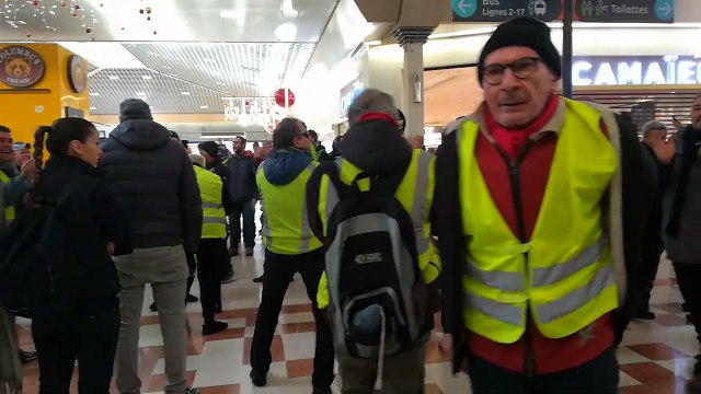 Avignon : les gilets jaunes ont réussi à rentrer dans la galerie marchande Auchan.