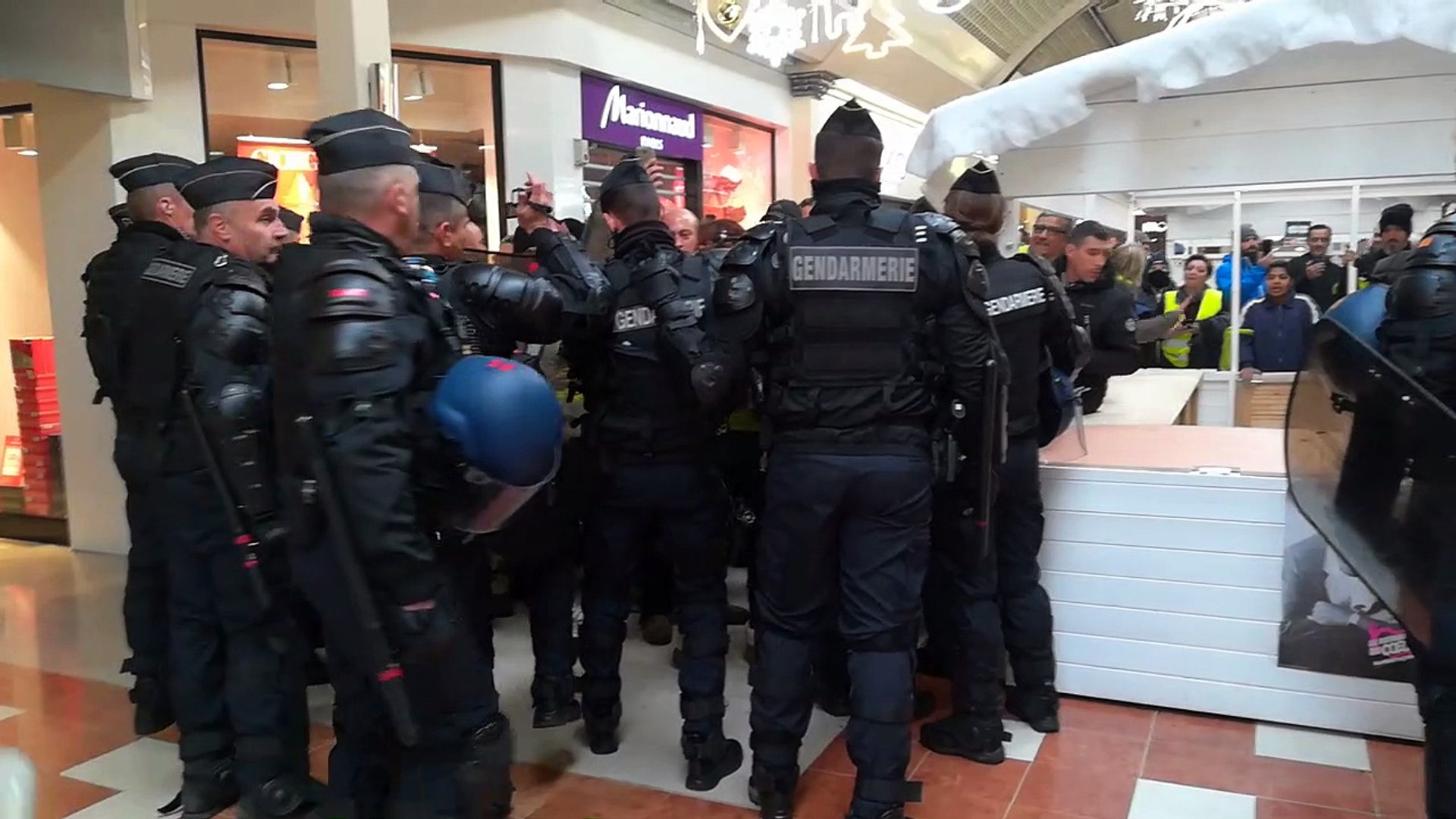 Auchan Le Pontet : les Gilets jaunes tentent de forcer le barrage des  gendarmes mobiles - Vidéo Dailymotion