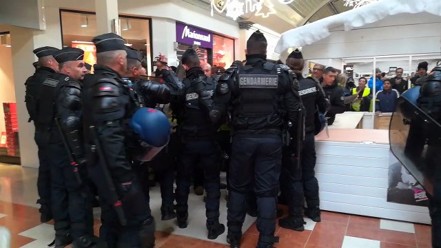 Auchan Le Pontet : les Gilets jaunes tentent de forcer le barrage des gendarmes mobiles