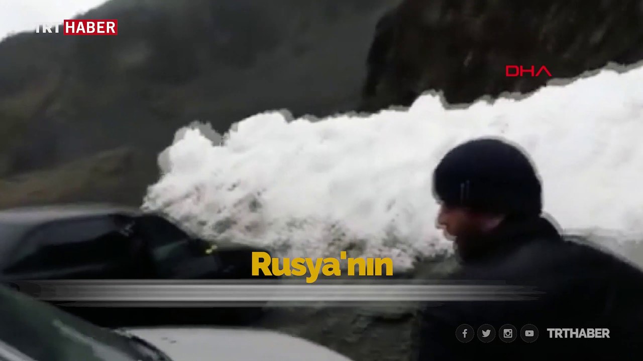 Tır sürücüsü çığın altında kalmaktan son anda kurtuldu