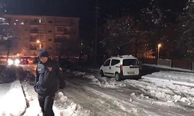 Karda uyuya kalan çocuk donmak üzereyken bulundu
