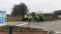 Des Gilets jaunes manifestent devant le magasin