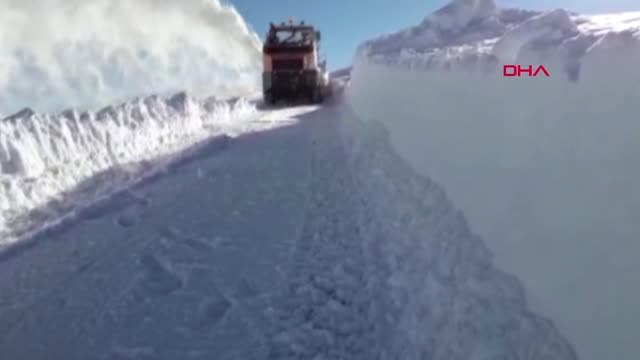 Van Başkale'de Kardan Kapanan Yollar İçin Yoğun Çalışma
