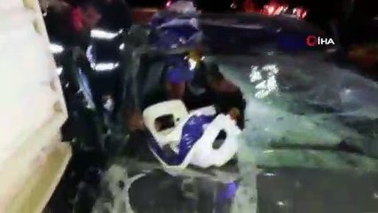 Yol kenarında duran kamyonete otomobil çarptı: 6 yaralı