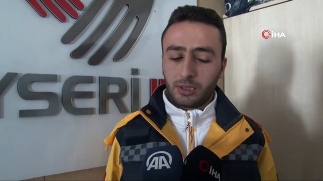 112 çalışanından büyük fedakarlık...Ambulansı kar engelleyince, hastayı sırtında taşıdı