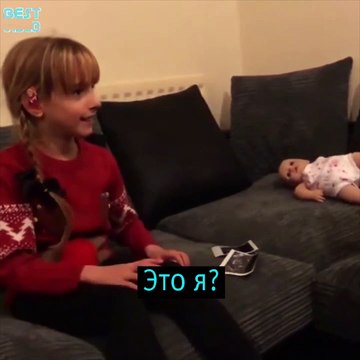 Маленькая глухая девочка узнала о том, что станет старшей сестрой