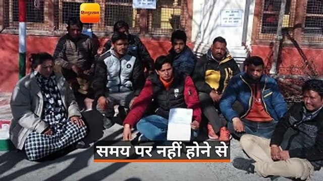 कृष्णापुर वार्ड की सीवर लाइन की समस्या को लेकर सभासदों ने धरना दिया