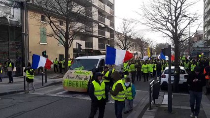 Valence : les gilets jaunes remontent l'avenue Victor-Hugo