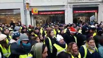 Les gilets jaunes chantent la Marseillaise à Besançon