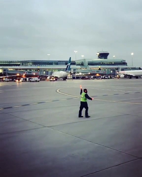 Cet agent d'aéroport enflamme le tarmac avec ses pas de danse endiablés
