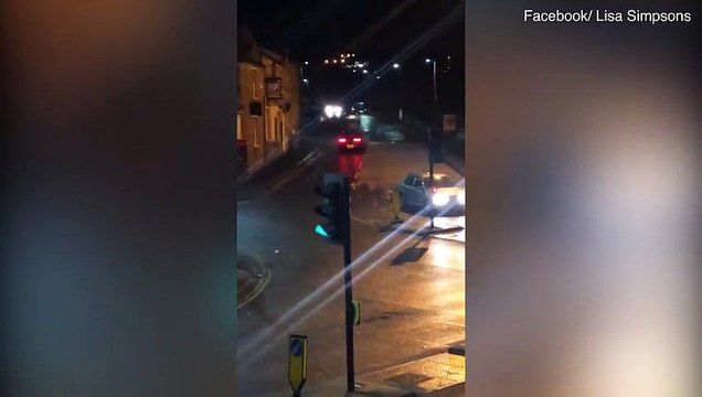 Effrayant! Un automobiliste fonce à plusieurs reprises sur un homme