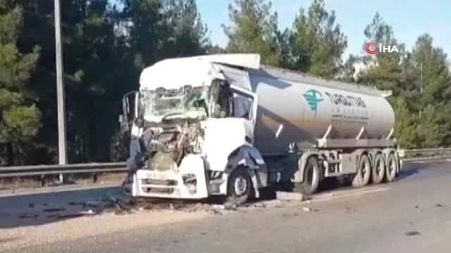 Otobanda Tehlikeli Madde Taşıyan Tır, Öndeki Tıra Arkadan Çarptı