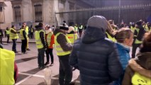 Bourg-en-Bresse : les Gilets jaunes font face aux forces de l'ordre