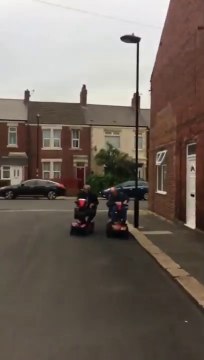 Course entre 2 fauteuils roulants de mobilité à moteurs !