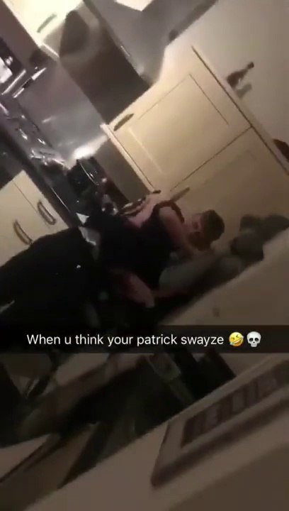 Il imite Patrick Swayze mais manque son porté dans Dirty Dancing et termine dans le mur..