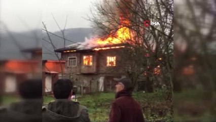 Ahşap Ev Alev Alev Yandı