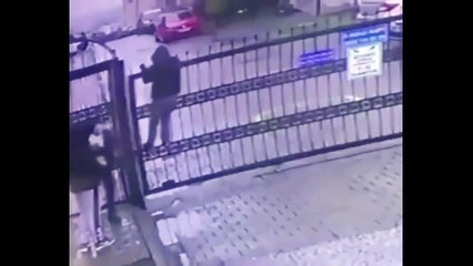 Pantolonu Otomatik kapıya takılan Çoçuk