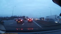 Un routier perd une voiture en plein milieu de l'autoroute