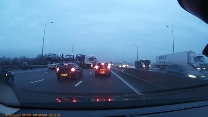 Un routier perd une voiture en plein milieu de l'autoroute
