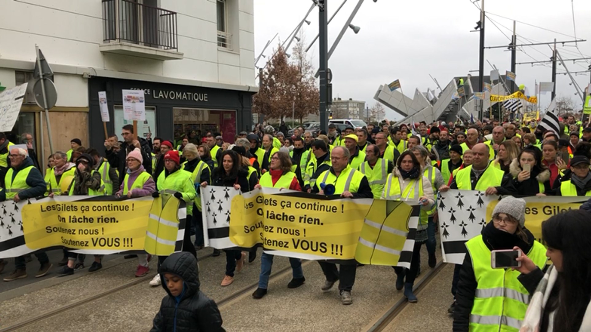 Brest. 500 Gilets jaunes ont défilé samedi après-midi - Vidéo Dailymotion