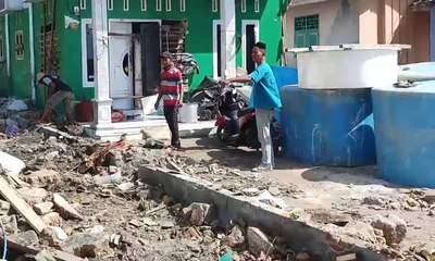 Korban Tsunami Mulai Bersihkan Puing Rumahnya yang Rusak